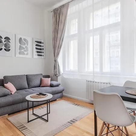 Apartment Luminous For 2 Near Wenceslas Square By Days *