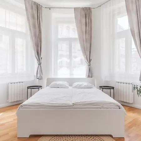 Apartment Luminous For 2 Near Wenceslas Square By Days Prague