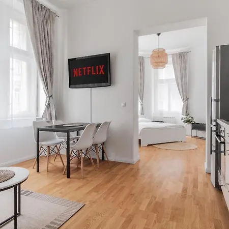 Apartment Luminous For 2 Near Wenceslas Square By Days Prague